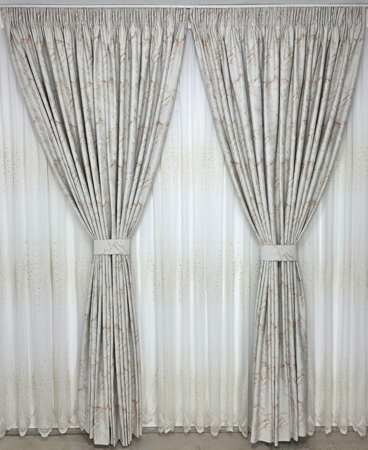 Ideal pentru living si dormitor cu pat sau canapea crem ori bej, pereti albi - Set Carolina: Perdea Bamboo cu Broderie Tip Ploita Crem Auriu si Draperie Lisabona din Catifea Ivoire cu Insertii Aurii - confectionat pe comanda