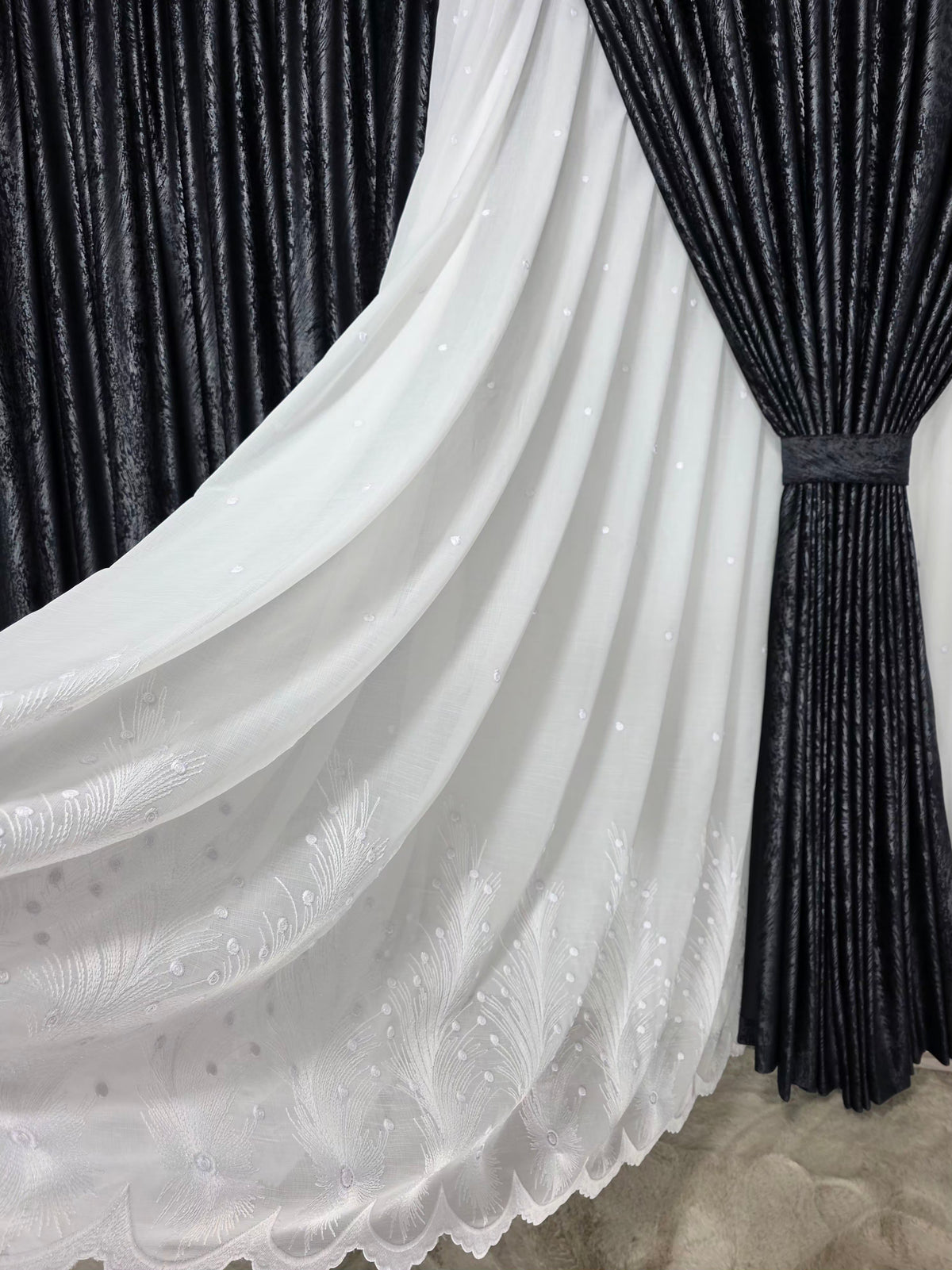 Ideal pentru living si dormitor cu pat sau canapea gri, pereti albi - Set Mariana: Perdea Alba din Material Plin cu Broderie Alba Florala in Partea de Jos si Draperie Catifea Neagra cu Insertii Argintii- confectionat pe comanda