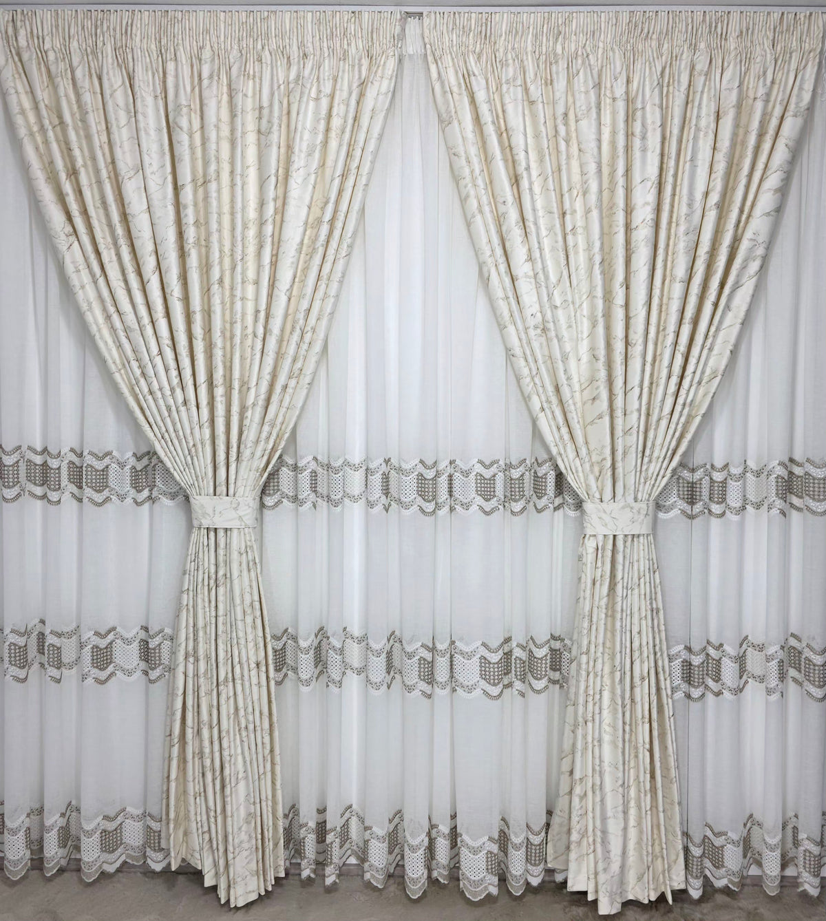 Ideal pentru living si dormitor cu pat sau canapea crem ori bej, pereti albi - Set Minodora: Perdea Crem din Material Plin cu Broderie Sparta Crem-Maro si Draperie din Catifea Ivoire cu Insertii Aurii - confectionat pe comanda