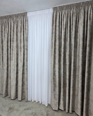 Ideala pentru Living si Dormitor – Draperie Grej Crem-Gri cu Insertii Aurii – Potrivita cu Pat sau Canapea Crem, Bej ori Gri, Pereti Albi si Mobilier Crem sau Gri – Confectionata pe Comanda