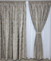 Ideala pentru Living si Dormitor – Draperie Grej Crem-Gri cu Insertii Aurii – Potrivita cu Pat sau Canapea Crem, Bej ori Gri, Pereti Albi si Mobilier Crem sau Gri – Confectionata pe Comanda