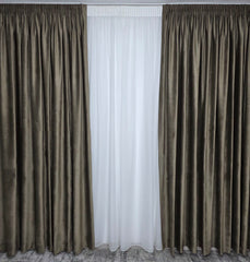 Ideal pentru Living si Dormitor – Set Paul: Perdea Simpla din Voal Crem si Draperie Simpla din Catifea Cacao cu Lapte – Potrivit cu Pat sau Canapea Crem, Bej, Maro ori Gri, Pereti Albi si Mobilier Alb, Crem sau Maro – Confectionat pe Comanda