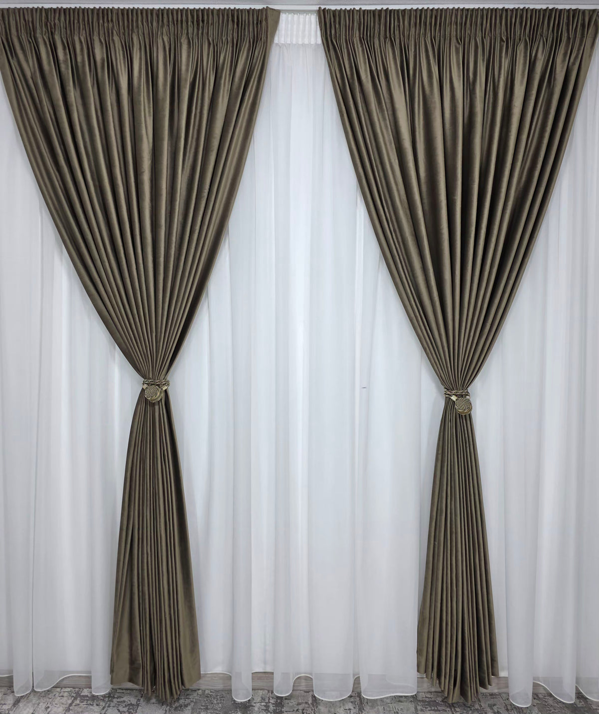 Ideal pentru Living si Dormitor – Set Paul: Perdea Simpla din Voal Crem si Draperie Simpla din Catifea Cacao cu Lapte – Potrivit cu Pat sau Canapea Crem, Bej, Maro ori Gri, Pereti Albi si Mobilier Alb, Crem sau Maro – Confectionat pe Comanda