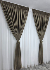 Ideal pentru Living si Dormitor – Set Paul: Perdea Simpla din Voal Crem si Draperie Simpla din Catifea Cacao cu Lapte – Potrivit cu Pat sau Canapea Crem, Bej, Maro ori Gri, Pereti Albi si Mobilier Alb, Crem sau Maro – Confectionat pe Comanda
