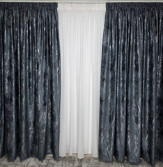 Set Tito: Perdea Alba cu Textura de In Natural, Foarte Moale si Catifelata, si Draperie Gri Inchis cu Insertii Argintii – Potrivit cu Pat sau Canapea Gri, Alb ori Crem, Pereti Albi si Mobilier Alb sau Gri – Confectionat pe Comanda