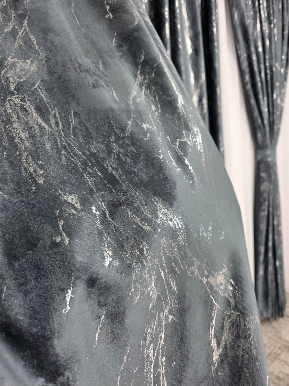 Set Tito: Perdea Alba cu Textura de In Natural, Foarte Moale si Catifelata, si Draperie Gri Inchis cu Insertii Argintii – Potrivit cu Pat sau Canapea Gri, Alb ori Crem, Pereti Albi si Mobilier Alb sau Gri – Confectionat pe Comanda