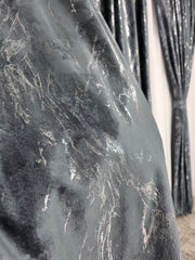 Set Tito: Perdea Alba cu Textura de In Natural, Foarte Moale si Catifelata, si Draperie Gri Inchis cu Insertii Argintii – Potrivit cu Pat sau Canapea Gri, Alb ori Crem, Pereti Albi si Mobilier Alb sau Gri – Confectionat pe Comanda