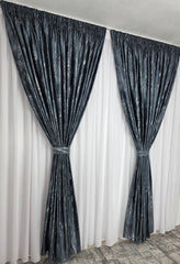 Set Tito: Perdea Alba cu Textura de In Natural, Foarte Moale si Catifelata, si Draperie Gri Inchis cu Insertii Argintii – Potrivit cu Pat sau Canapea Gri, Alb ori Crem, Pereti Albi si Mobilier Alb sau Gri – Confectionat pe Comanda