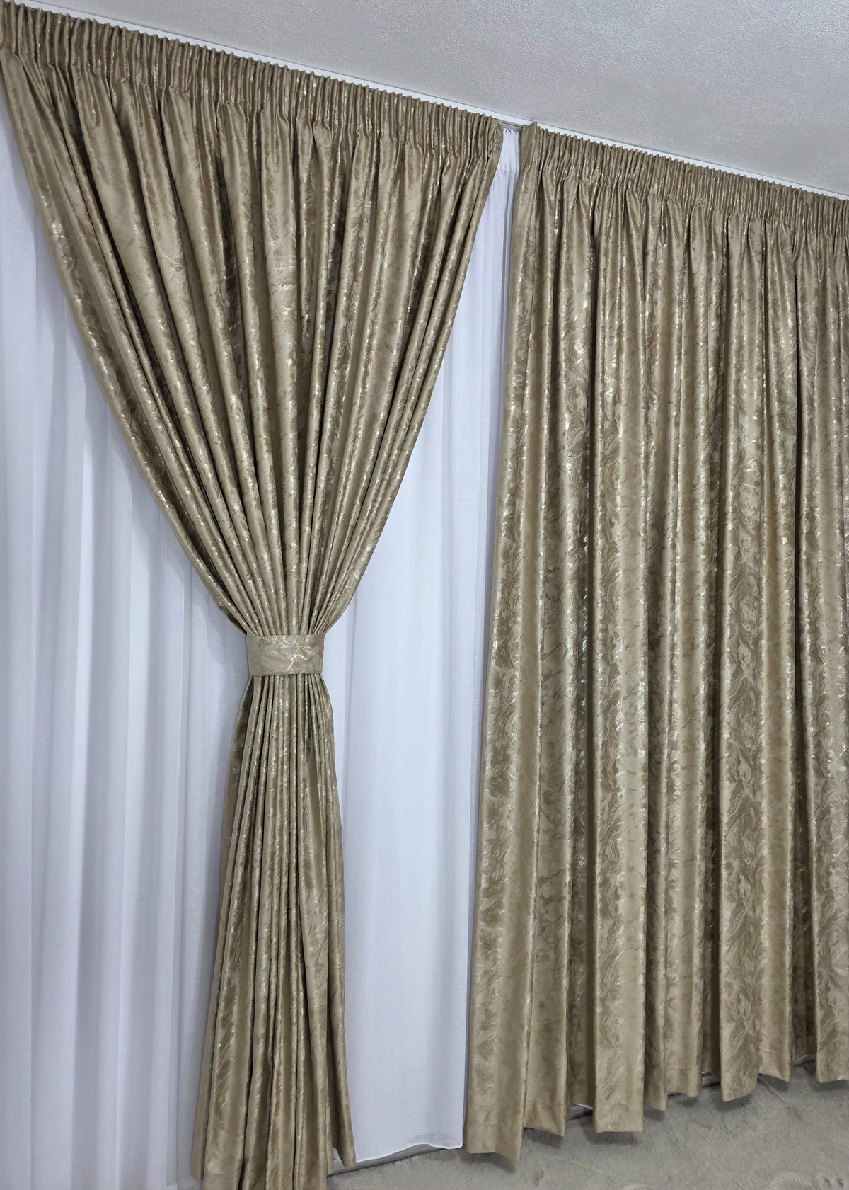 Set Raluca – Perdea Alba cu Aspect de In Natural, Foarte Moale si Catifelata si Draperie Crem Auriu cu Insertii Aurii – Ideal pentru Living si Dormitor, Pat sau Canapea Crem, Bej ori Maro, Pereti Albi – Confectionat pe Comanda