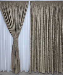 Draperie Spania din Catifea Crem-Auriu cu Insertii Aurii – Ideala pentru Living si Dormitor, Pat sau Canapea Crem, Bej, Alb, Maro ori Gri, Pereti Albi si Mobilier Alb, Crem sau Maro – Confectionata pe Comanda