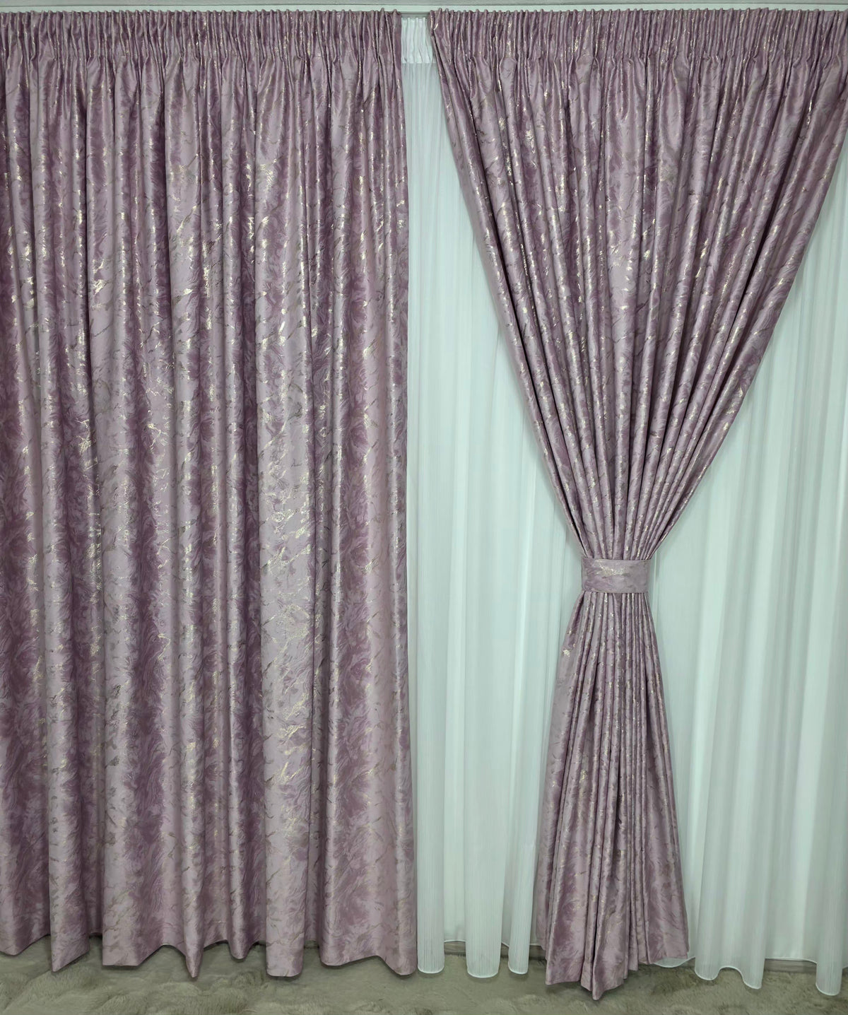 Set Pinky – Perdea Venetia Alba cu Sidef, Material Plin Nesifonabil, Tip Matase cu Aspect de In si Draperie Spania din Catifea Roz Pudra cu Insertii Aurii – Ideal pentru Living si Dormitor, Pat sau Canapea Crem, Bej, Gri ori Alb