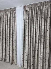 Draperie Amazon din Catifea Grej (Crem-Gri) Plina cu Insertii Aurii – Ideala pentru Living si Dormitor, Pat sau Canapea Crem, Bej, Gri ori Maro, Pereti Albi si Mobilier Alb, Crem sau Maro – Confectionata pe Comanda