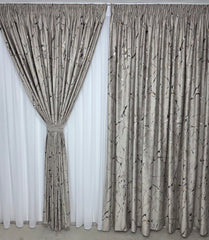 Draperie Amazon din Catifea Grej (Crem-Gri) Plina cu Insertii Aurii – Ideala pentru Living si Dormitor, Pat sau Canapea Crem, Bej, Gri ori Maro, Pereti Albi si Mobilier Alb, Crem sau Maro – Confectionata pe Comanda