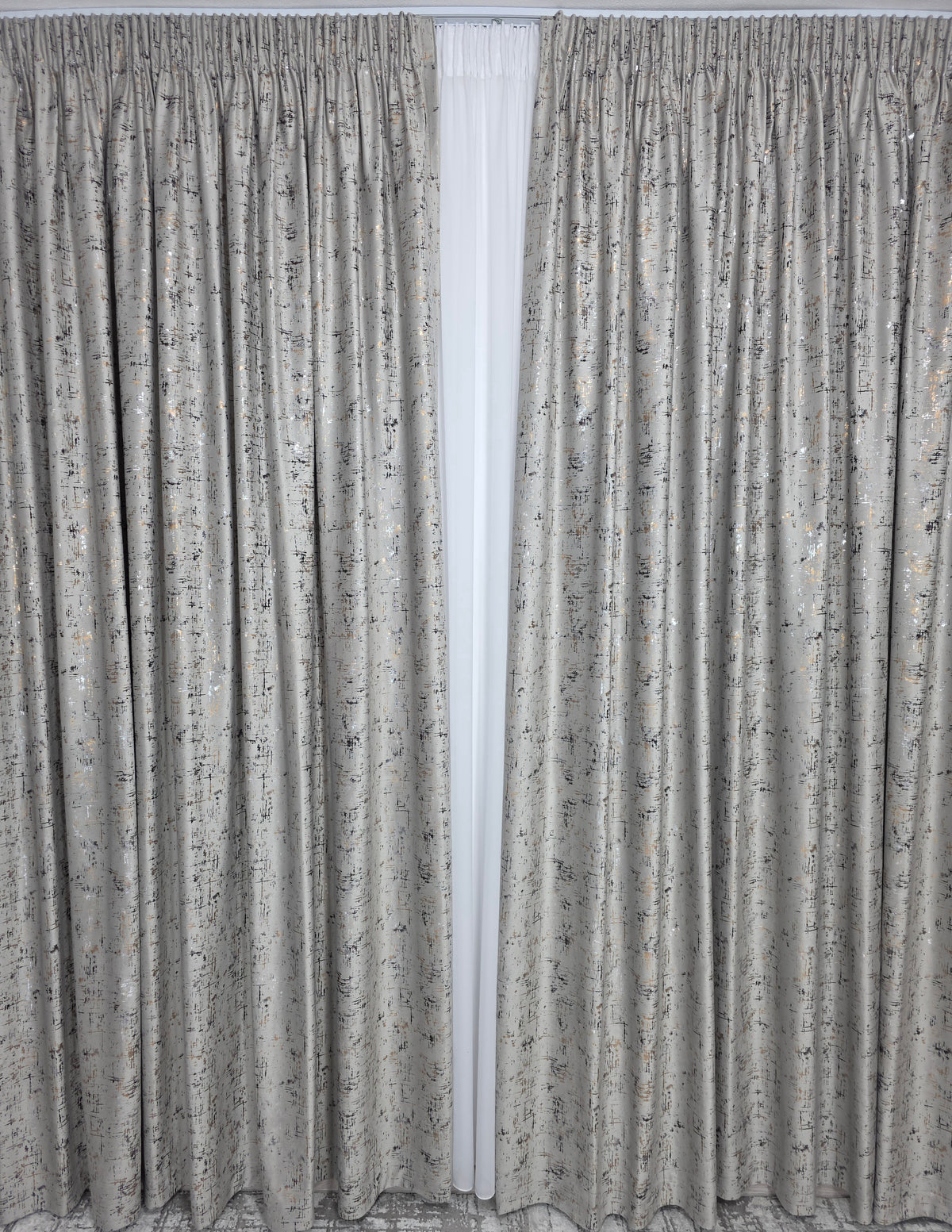 Black Friday Set Bogdan : Perdea din voal cu Draperie pandantiv crem gri (grej deschis) cu insertii