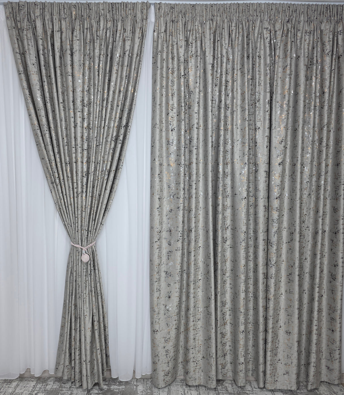 SuperPRET*Set Bogdan Perdea Voal si Draperie Grej Deschis cu Insertii Blackout 70-90% pentru Living si Dormitor cu Mobilier Crem si Gri, Confectionat la Comanda Casablanca Magazin