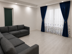 Set Pasarele Bordo – Perdea Alba cu Bordo si Draperie Albastra Catifea – ideal pentru livinguri si dormitoare elegante cu canapele crem, bej, gri deschis sau alb si accente bordo si albastre, mobilier lemn natur sau alb – confectionat pe comanda