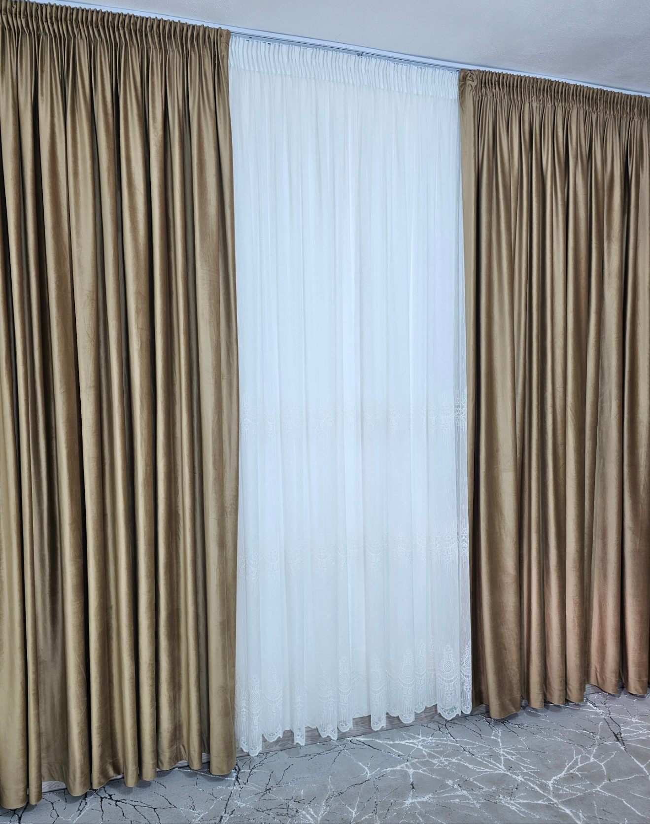 Set Marta: perdea ivoire din borangic cu broderie si draperie din catifea bej caramel