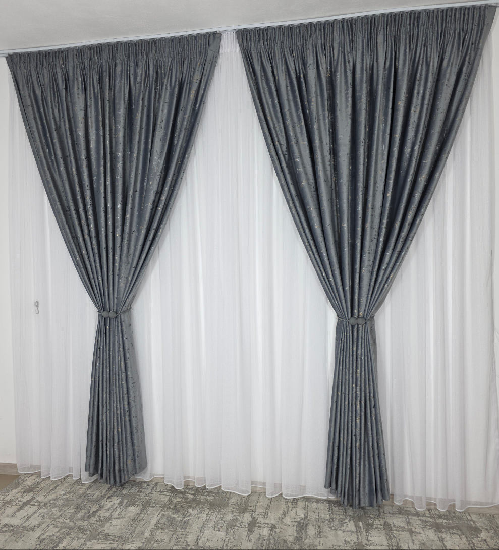 Colectia Pandantiv: Perdea Alba Din Borangic Cu Sidef Argintiu Si Draperie Din Catifea Gri Inchis Cu Insertii