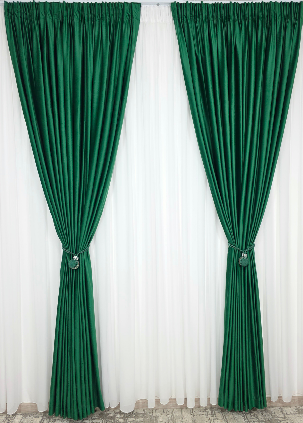 Set Breva: Perdea Albă Din Voal Si Draperie Catifea Verde Smarald