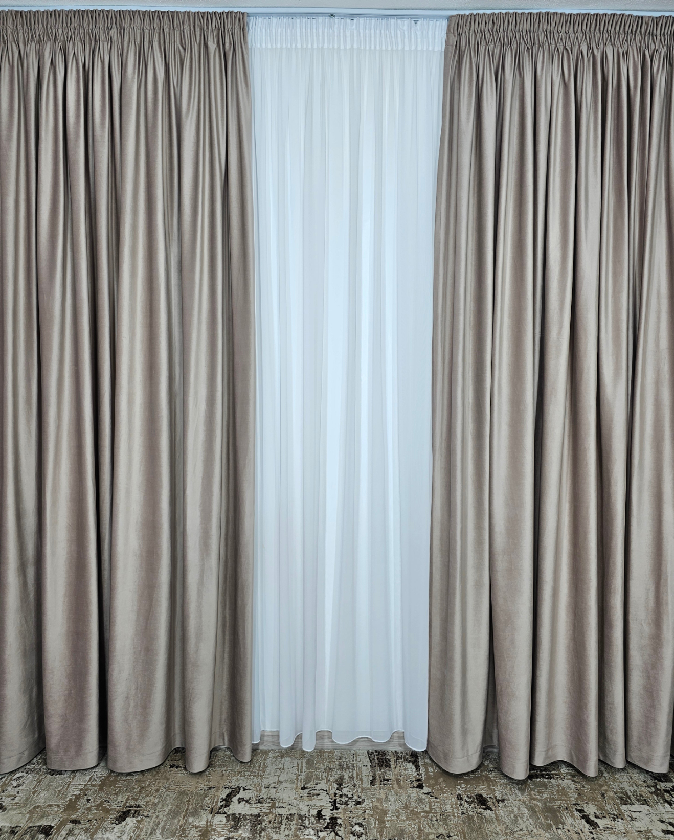 Set Aldi: perdea alba simpla din voal cu draperie catifea crem capucino roz blackout 90%