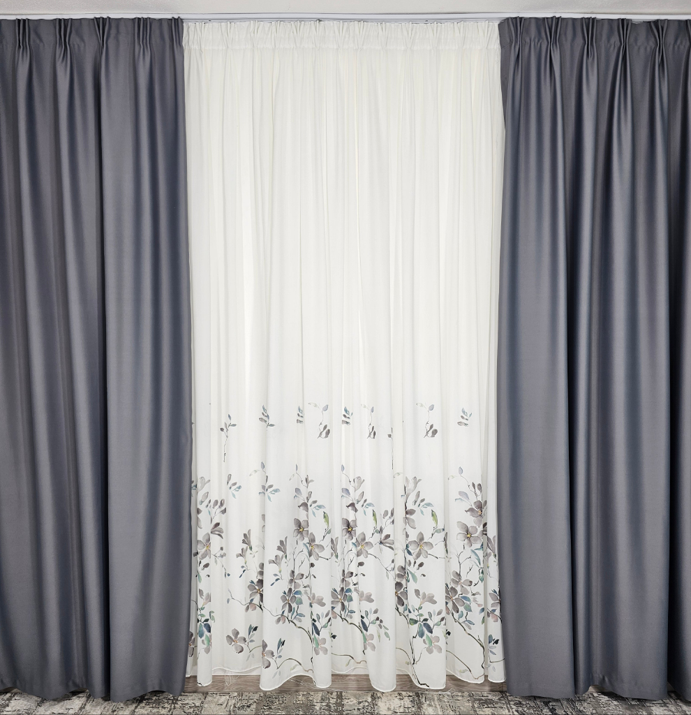 Set Tereza: perdea din matase alba cu flori gri si draperie 98% blackout gri