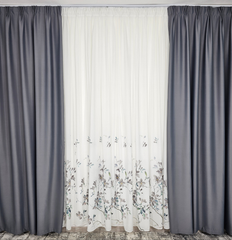 Set Tereza: perdea din matase alba cu flori gri si draperie 98% blackout gri