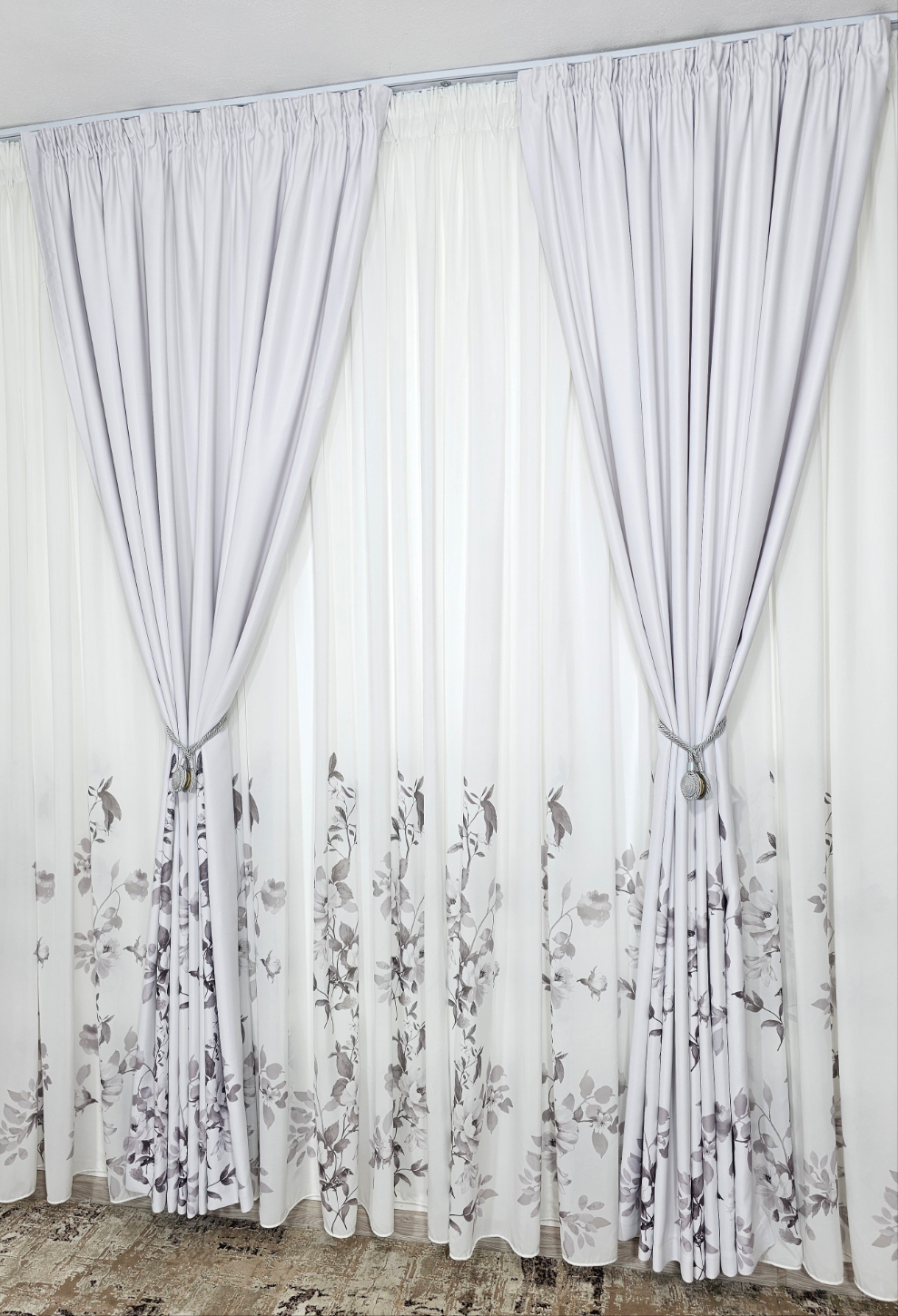 Set Xiora: perdea alba cu flori gri si draperie blackout cu flori gri