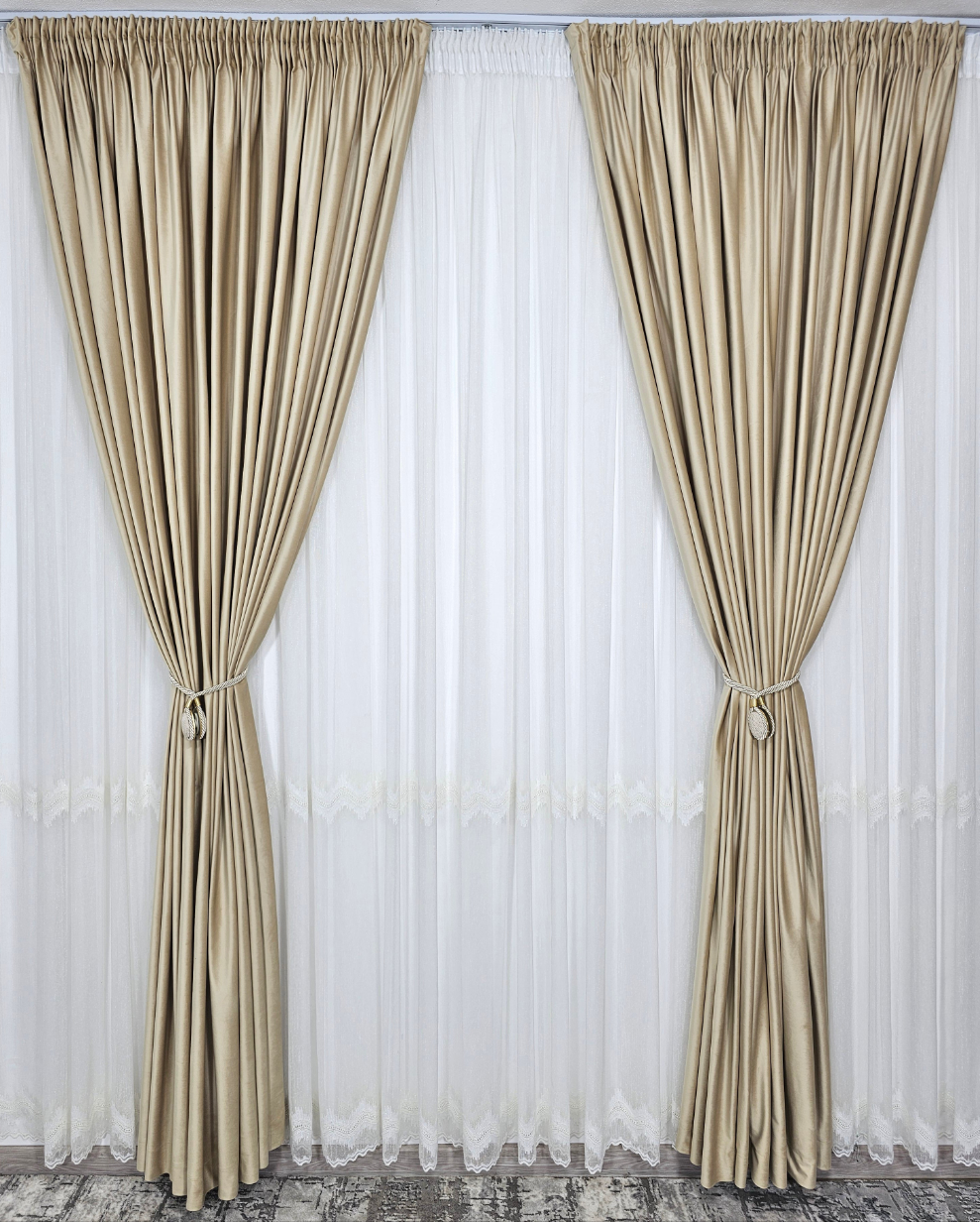 Set Bilbao Crem: perdea simpla crem borangic cu broderie  si draperie catifea crem blackout 90%