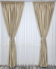 Set Bilbao Crem: perdea simpla crem borangic cu broderie  si draperie catifea crem blackout 90%