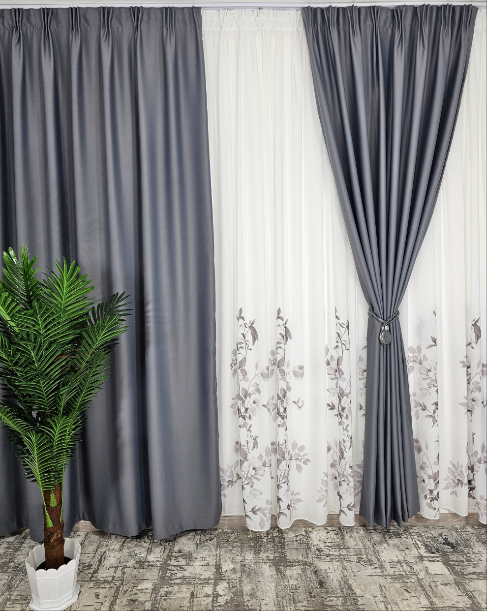 Set Ciprian: perdea din matase alba cu flori gri si draperie gri blackout 98%