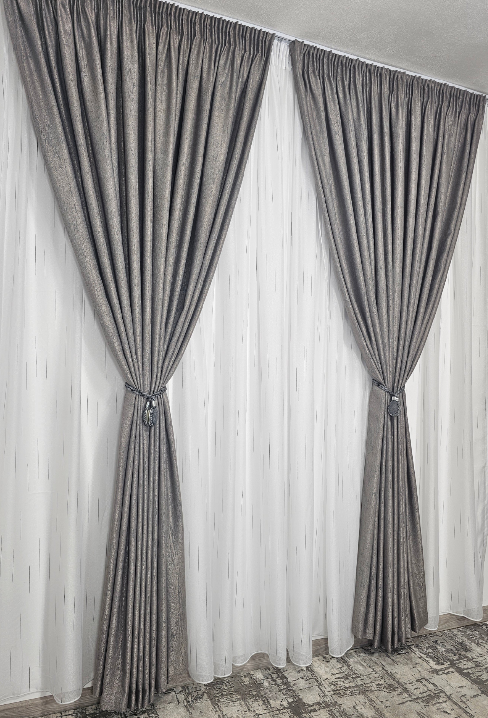 Set Leti: perdea in cristal cu dungi gri si draperie tip vopsea decorativa gri