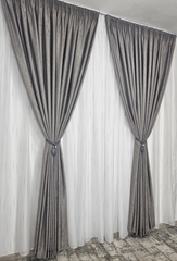 Set Leti: perdea in cristal cu dungi gri si draperie tip vopsea decorativa gri