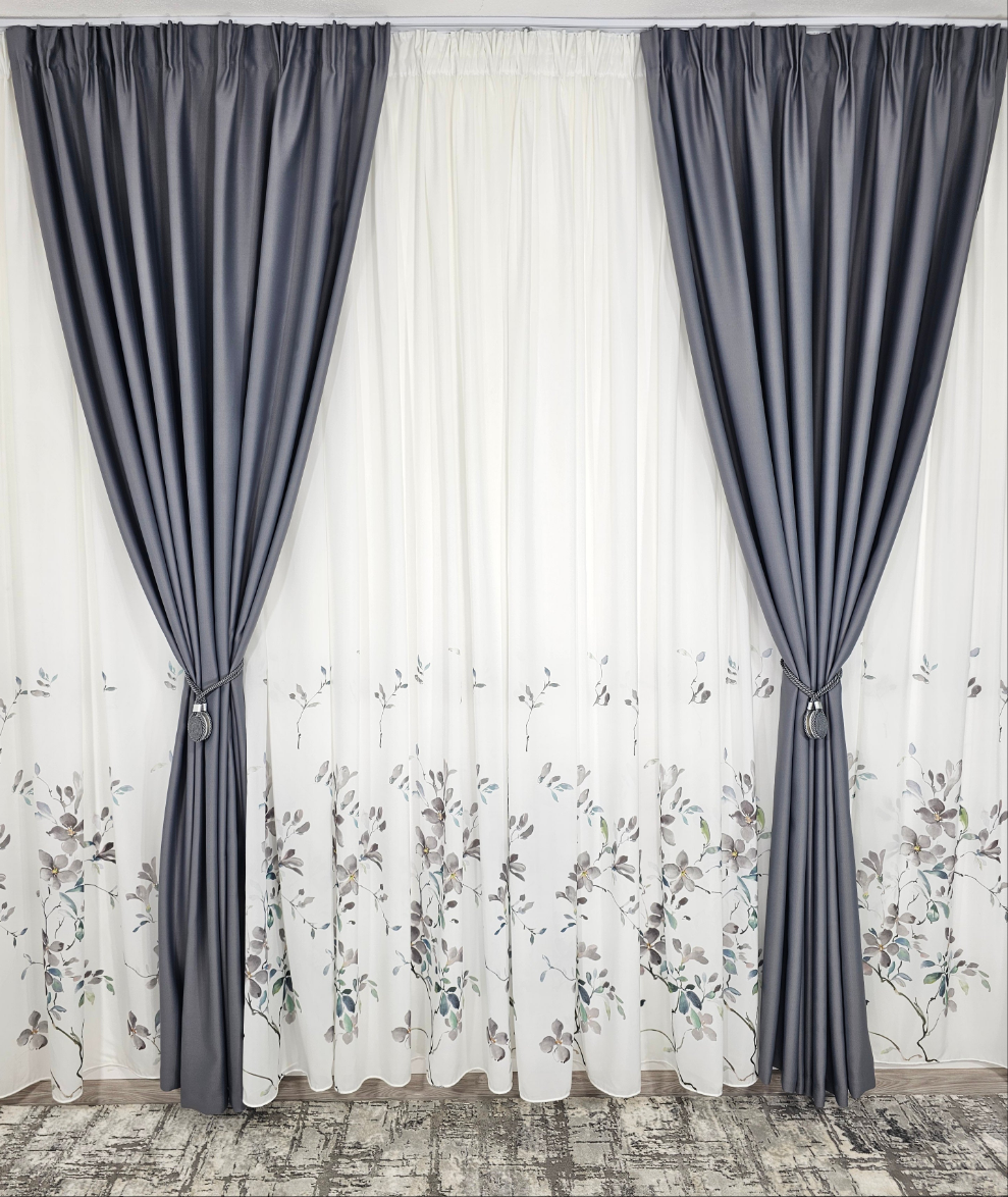 Set Tereza: perdea din matase alba cu flori gri si draperie 98% blackout gri