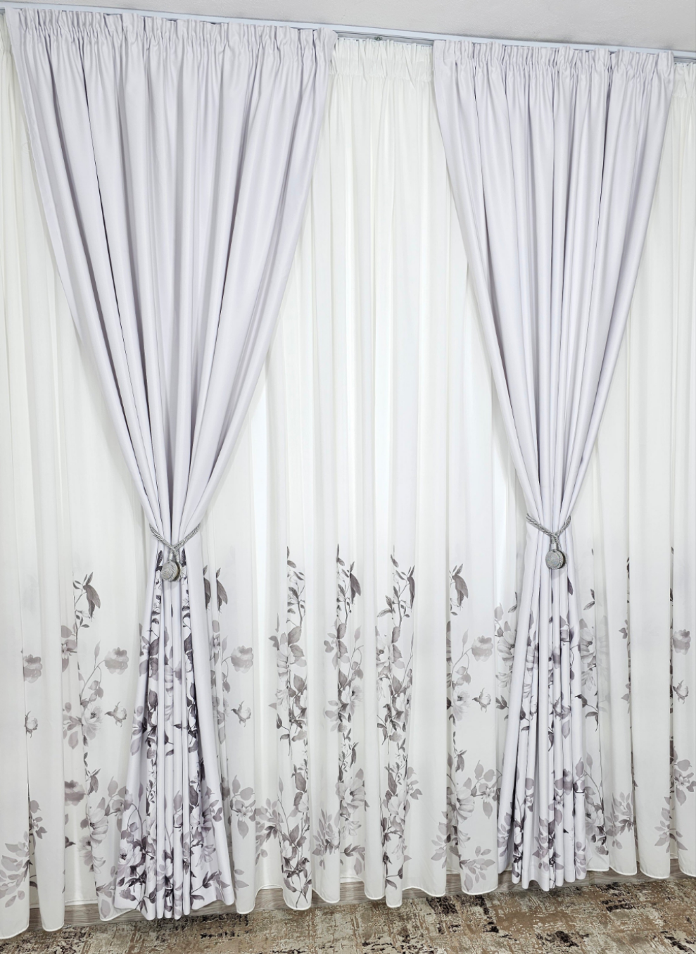 Set Xiora: perdea alba cu flori gri si draperie blackout cu flori gri