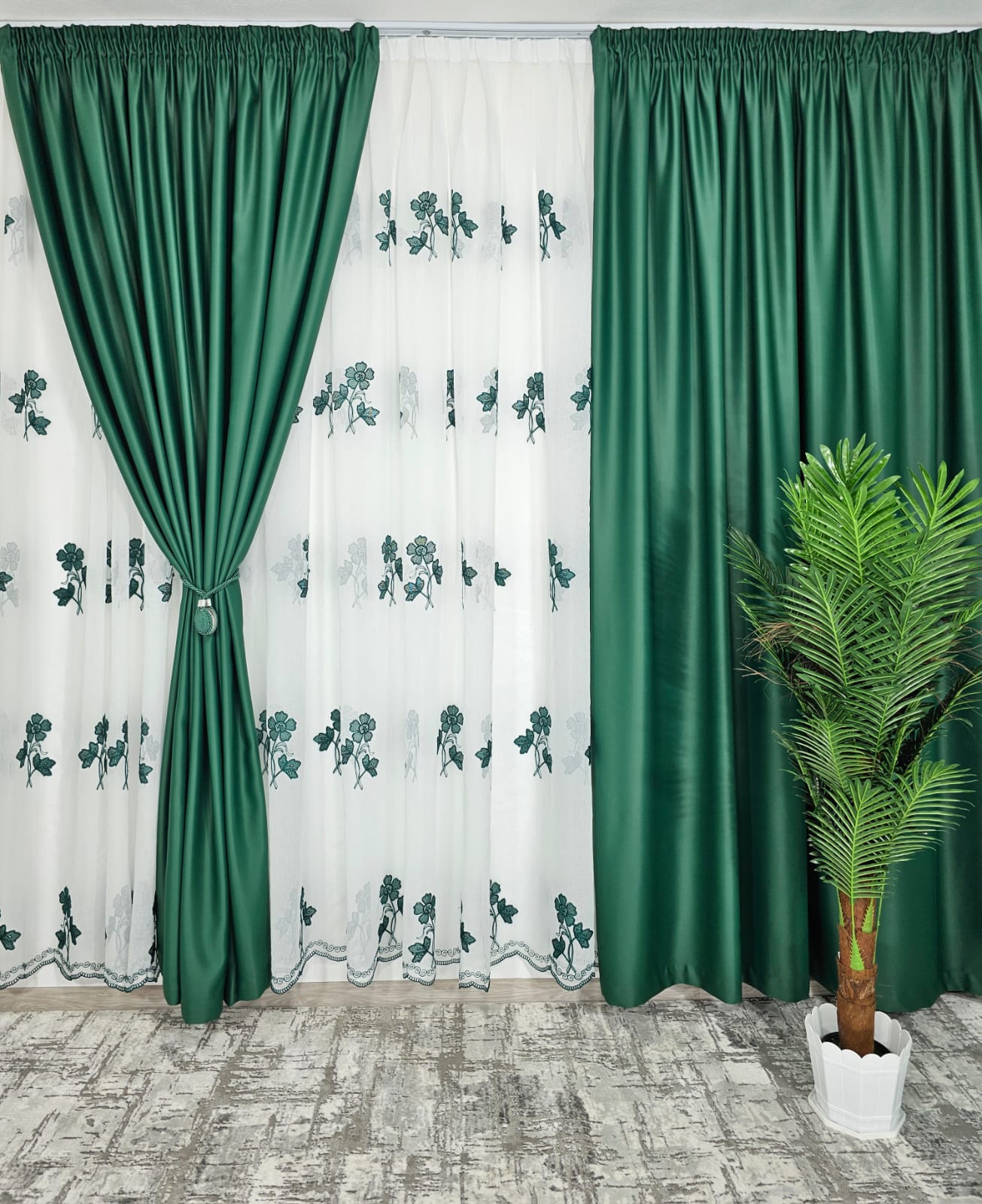 Set Julieta: perdea tip in cu draperie verde smarald blackout 90%