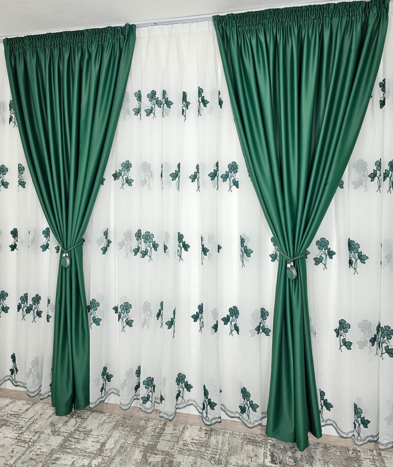 Set Julieta: perdea tip in cu draperie verde smarald blackout 90%
