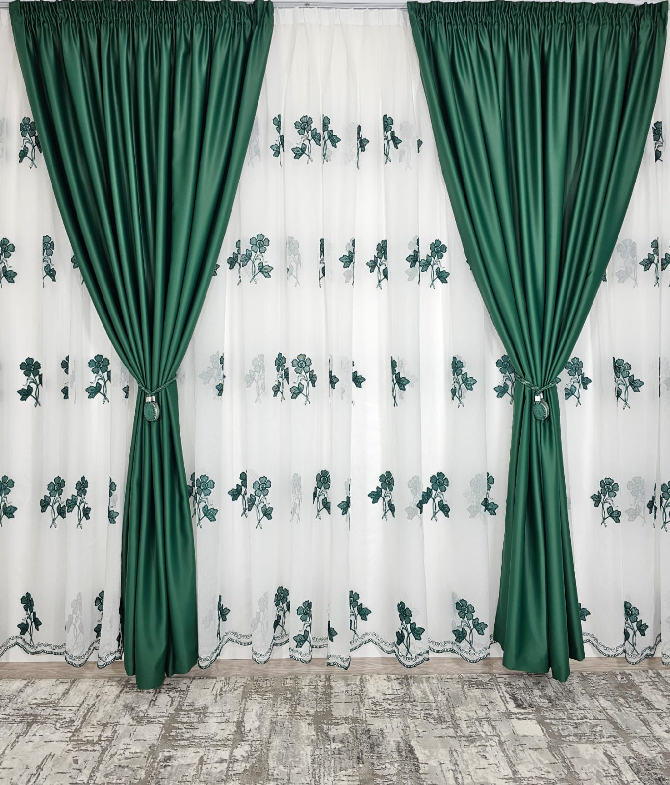Set Julieta: perdea tip in cu draperie verde smarald blackout 90%