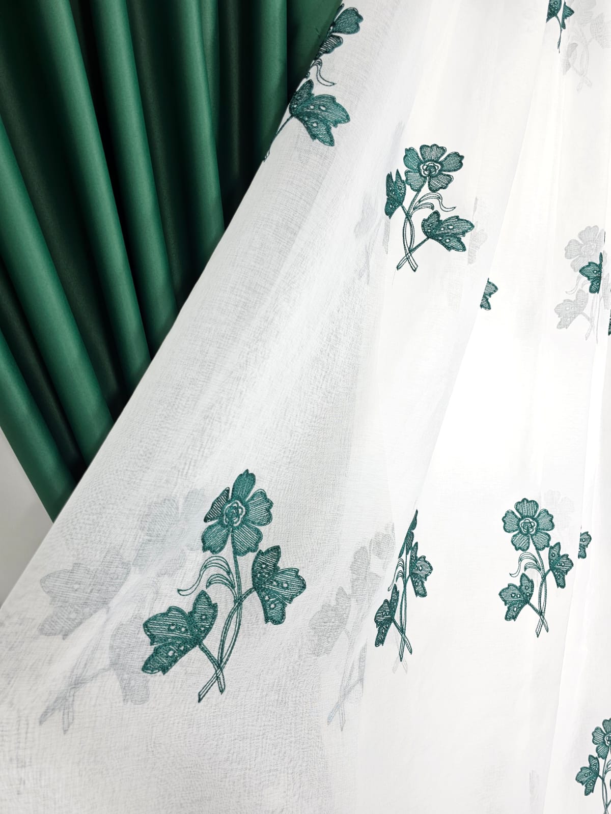 Set Julieta: perdea tip in cu draperie verde smarald blackout 90%
