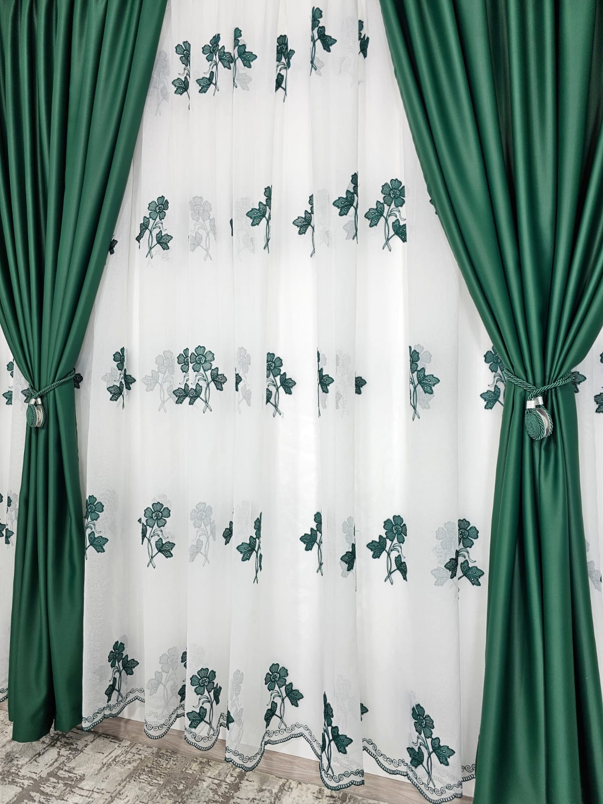 Set Julieta: perdea tip in cu draperie verde smarald blackout 90%