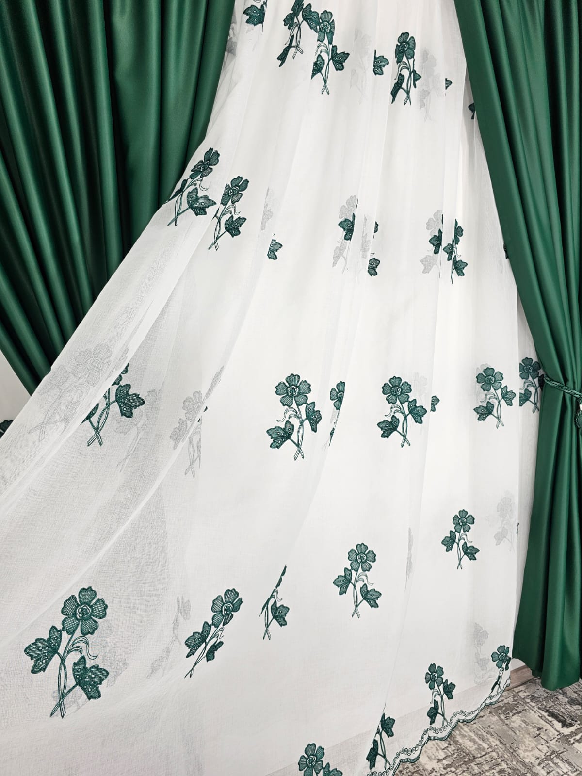 Set Julieta: perdea tip in cu draperie verde smarald blackout 90%