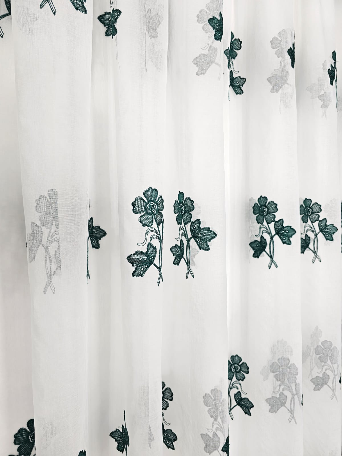 Set Julieta: perdea tip in cu draperie verde smarald blackout 90%