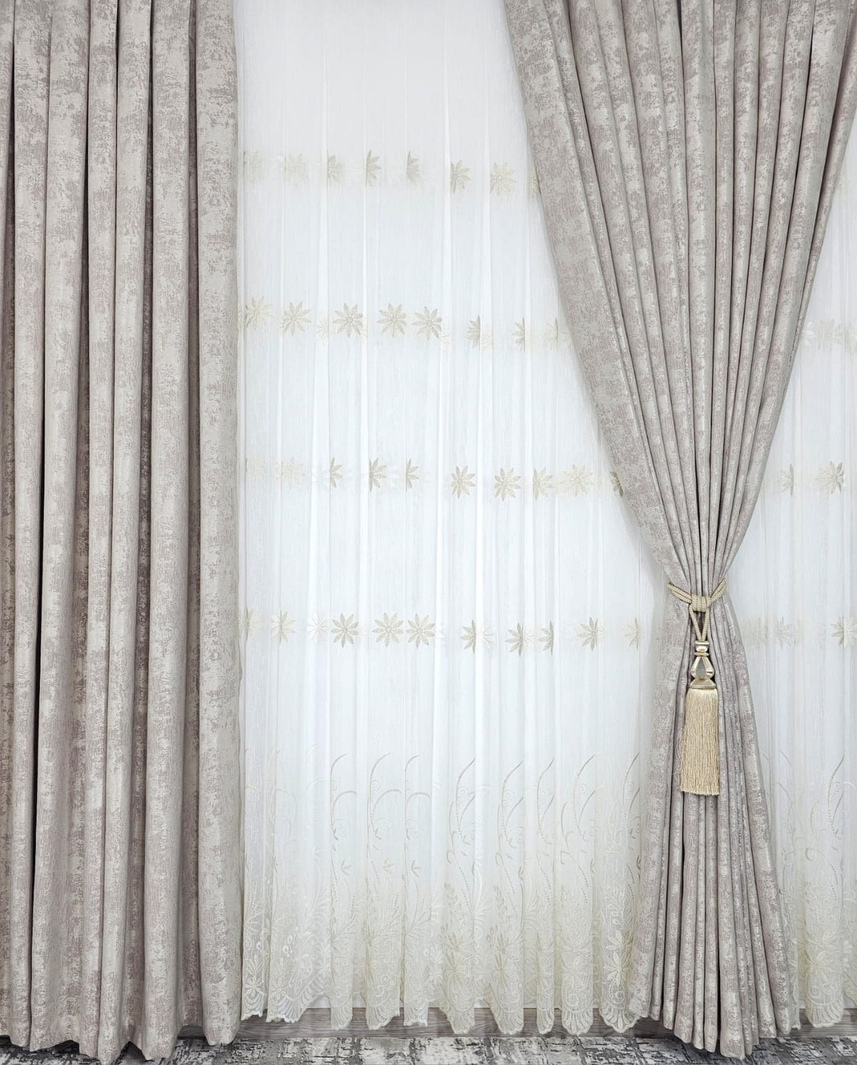 Set Anomis: perdea borangic si draperie decorativa bej