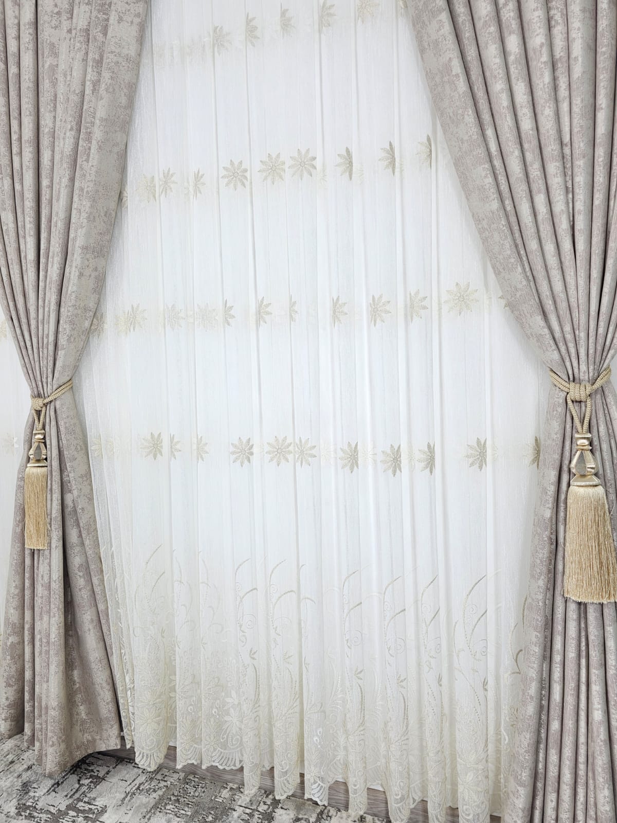 Set perdea borangic si draperie decorativa bej model Anomis