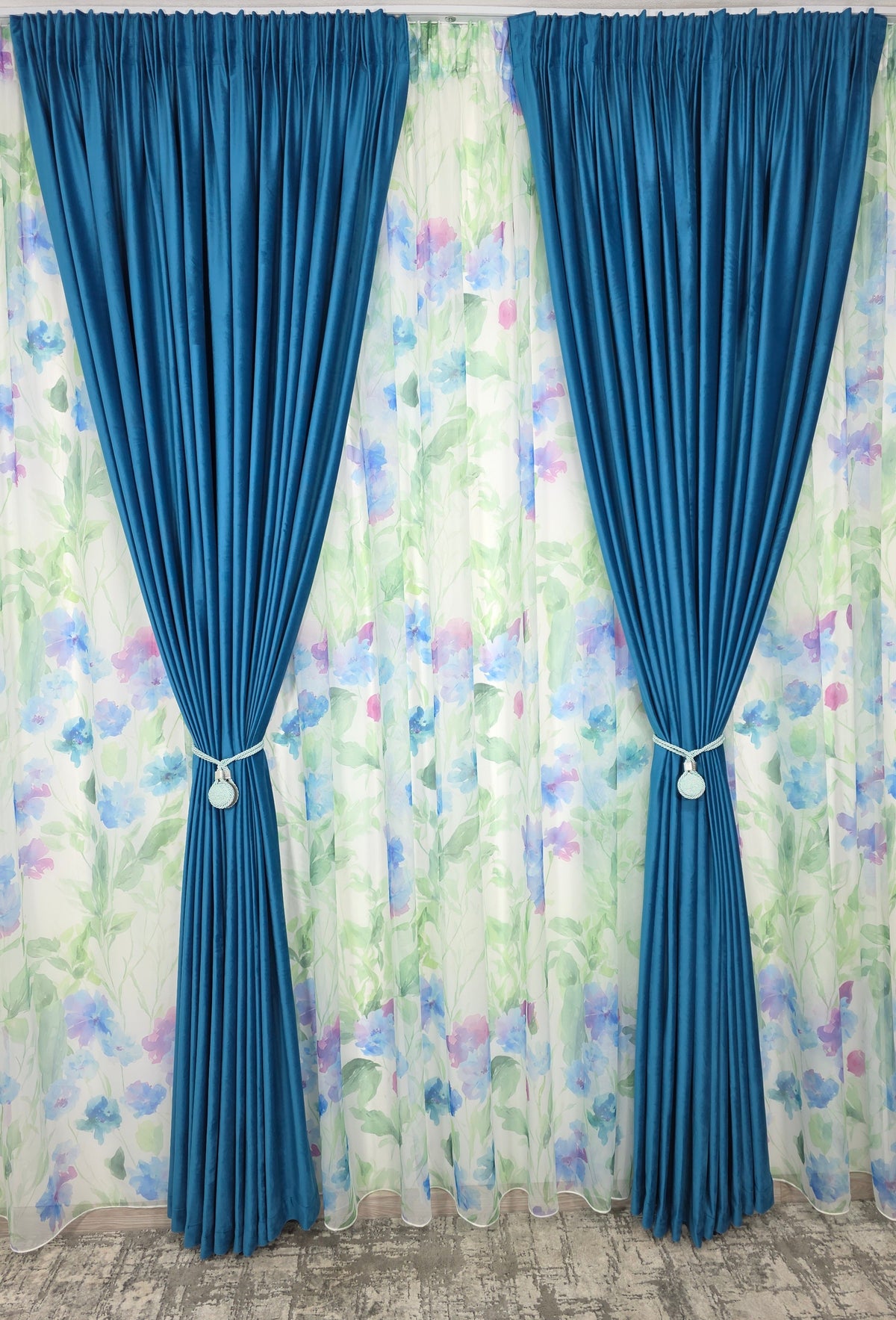 Set Ayan – Perdea din Voal cu Model Floral si Draperie Catifea – Set elegant pentru living si dormitor in nuante alb, crem, bej si gri, confectionat pe comanda
