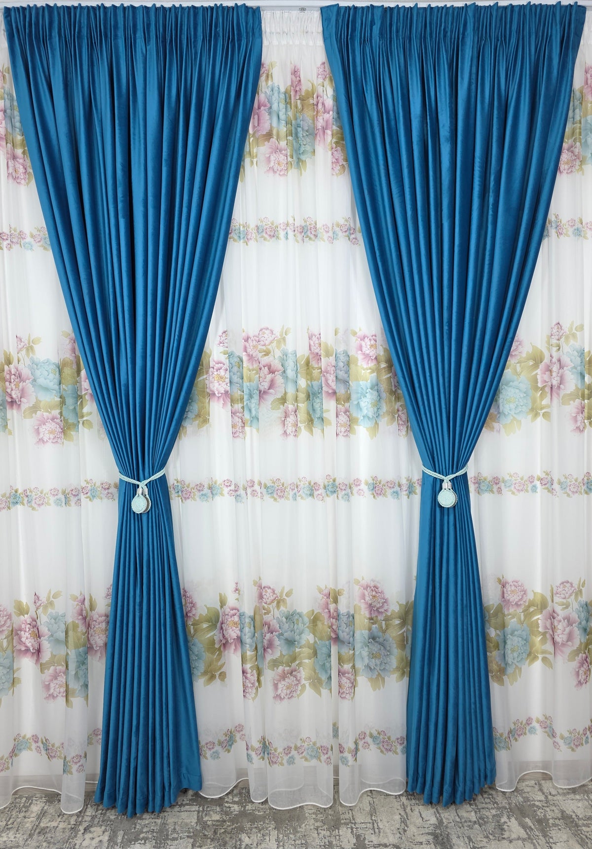 Set Noah – Perdea din Voal cu Model Floral si Draperie Catifea – Set elegant pentru living si dormitor in nuante alb, crem, bej si gri, confectionat pe comanda