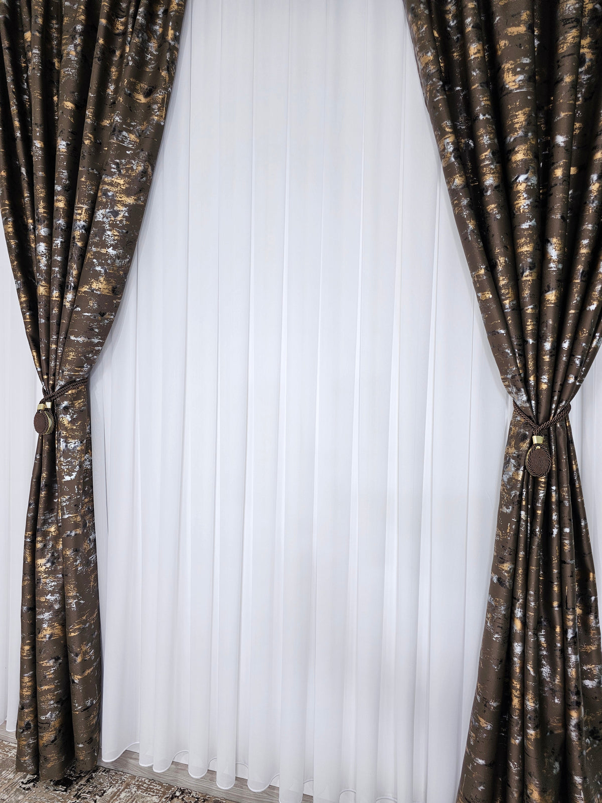 Black Friday Colectia Prestige: Perdea Voal Alb si Draperii Blackout cu Insertii-Maro