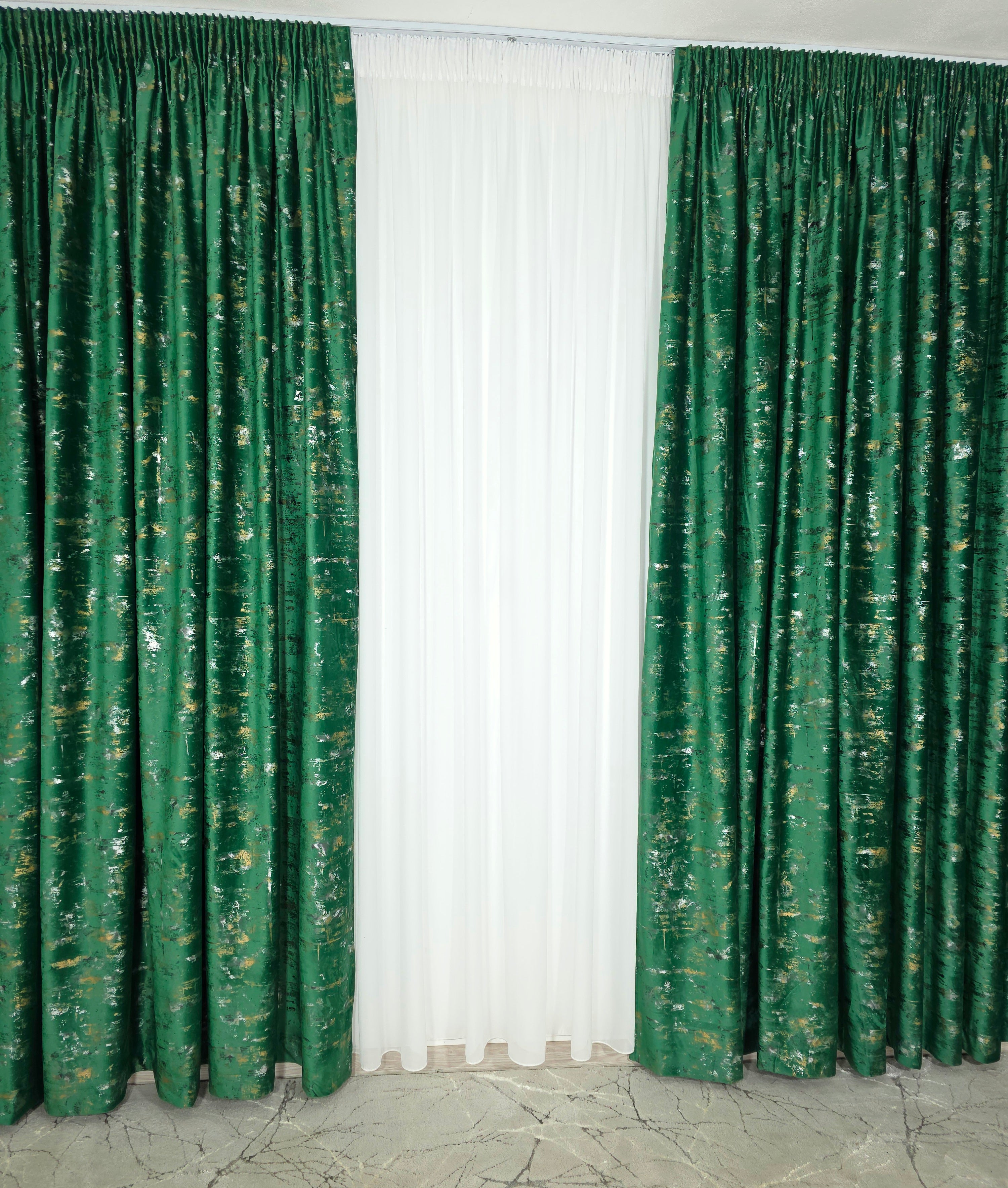 Colectia Elegance: Perdea Voal Premium Si Draperie Catifea Verde Smarald Cu Insertii model Golden