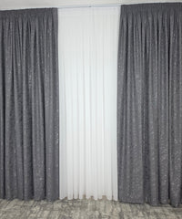 Set Los Angeles Gri Inchis – Perdea Alba Simpla si Draperie Tip Nisip – Ideal pentru Livinguri Moderne in nunate de Gri, Negru sau Alb – Confectionat pe Comanda