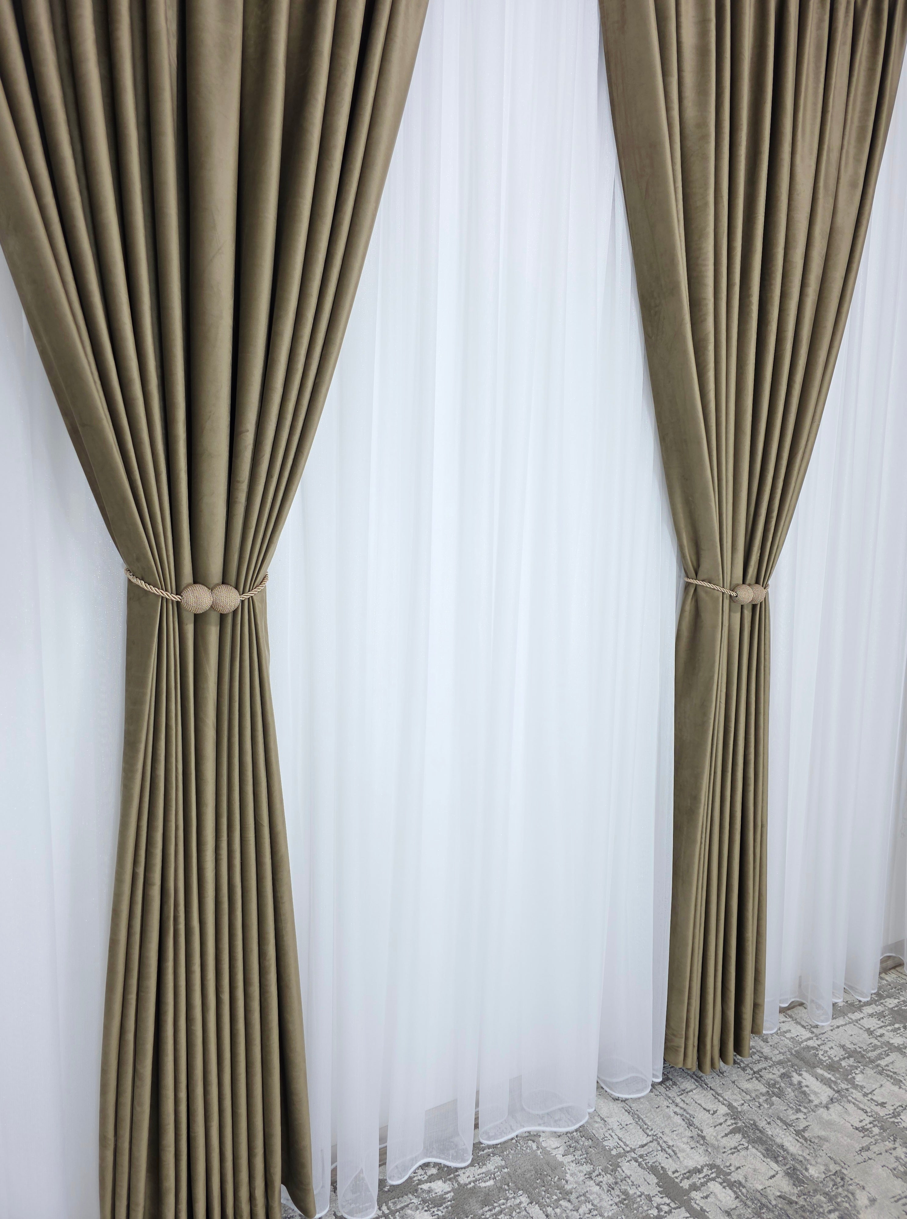 Set Anda: Perdea Alba Cu Sidef Si Draperie Catifea Ciocolata Calda Blackout 90%