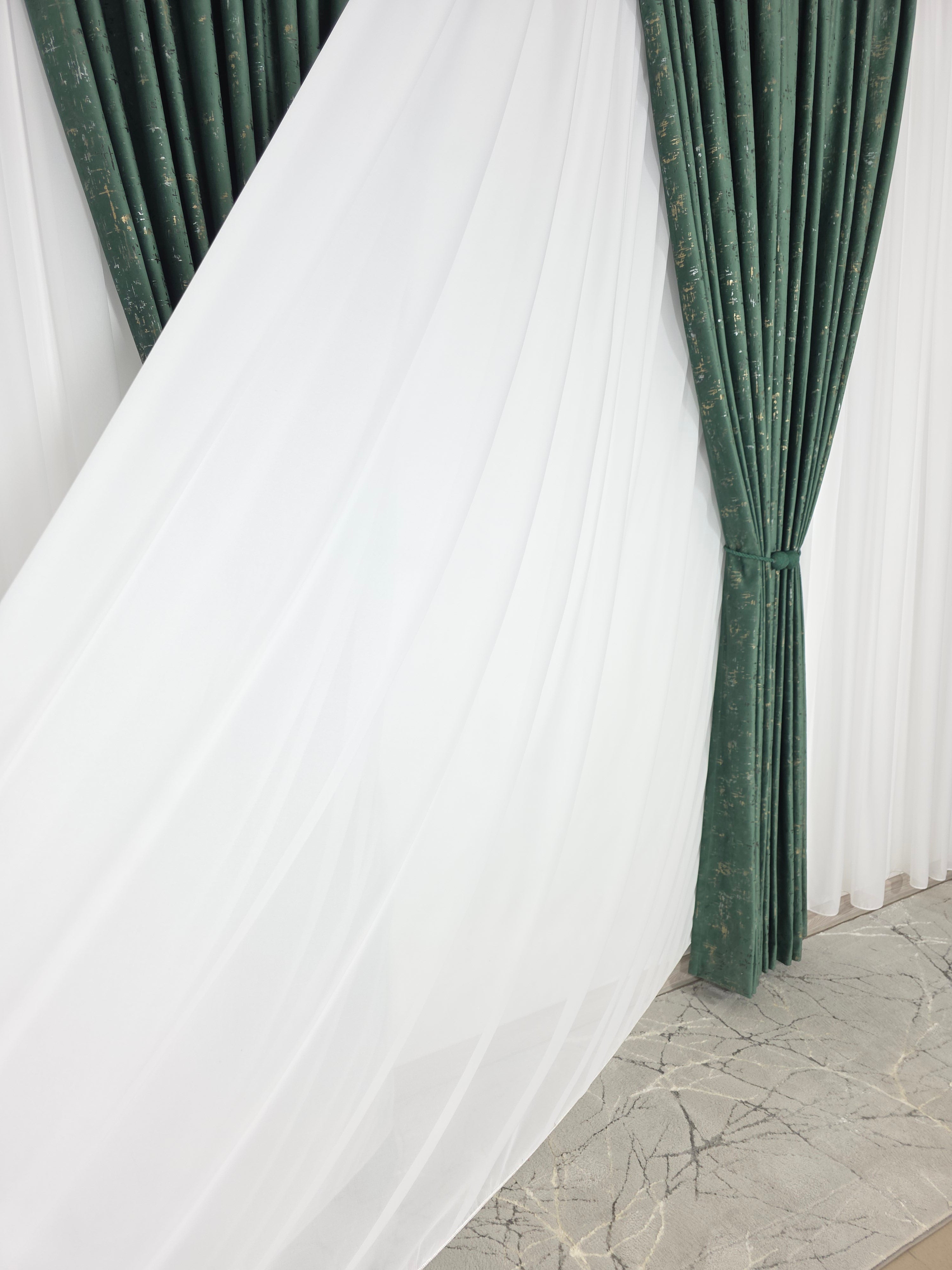 Set Esmeria : Perdea Voal Premium Si Draperie Catifea Verde Smarald Cu Insertii